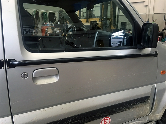 Dørbeskyttelse til fordøre Suzuki Jimny årg. 98-17 - Raptor 4x4 produkt